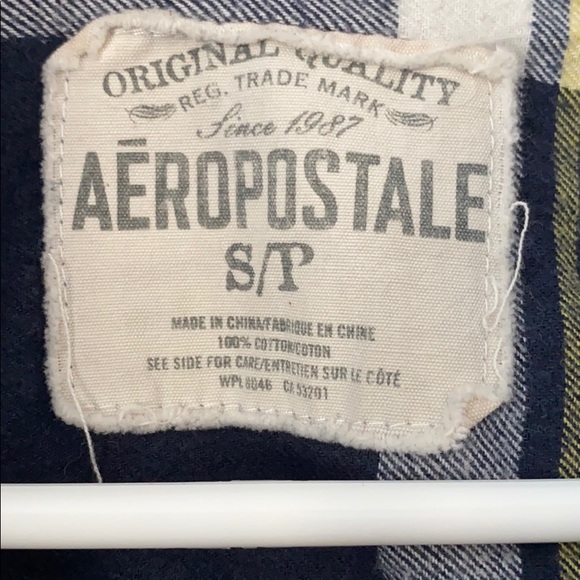 Button down - Picture 3 of 3